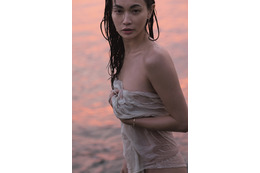 大人の色気が凝縮！長谷川京子が16年ぶりに写真集を発売 画像