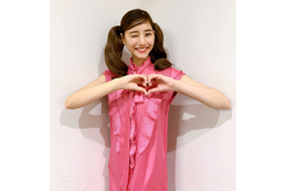 新木優子、ツインテール姿公開!両手ハートマークにファン「メロメロです」 画像