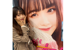 Kirari、ポスターに写る自分と2ショット!Wで「かわいすぎる」の声 画像