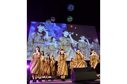 日向坂46がライブでドローンとコラボ!齊藤京子はドローンにラーメンの出前を期待!? 画像