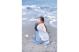 “あざとかわいい”と話題の源藤アンリ、美背中を大胆披露!週刊誌初水着グラビアで登場 画像