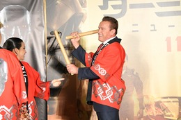 来日中のシュワルツェネッガー、法被姿で和太鼓演奏を披露! 画像