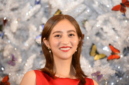 堀田茜、真紅のドレスで点灯式！クリスマスは「女子でわいわい」 画像