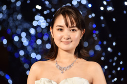 葵わかな、純白ドレスで六本木ヒルズイルミ点灯式に登場! 画像