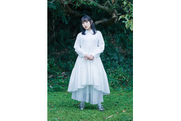 南條愛乃、白ワンピース姿でノスタルジックな雰囲気! 画像