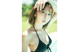 飯田里穂、6年ぶりに水着姿を披露！芸能生活20周年記念で写真集発売 画像