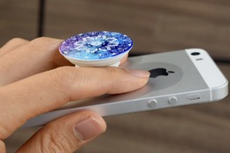 長時間持っても指が痛くならない！スマホ落下防止アイテム「ポップソケッツ」をチェック 画像