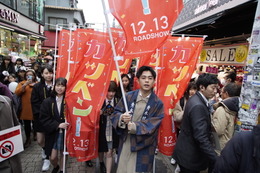 成田凌が原宿にサプライズ登場で、女子中高生パニック! 画像