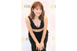 鈴木奈々、胸が2サイズアップし大興奮！“谷間見せ”の初グラビアポーズに大照れ！