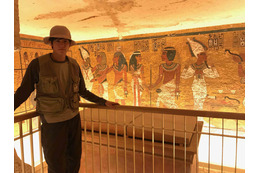 岩永徹也、エジプト古代遺跡に潜入取材!棺を開ける瞬間も 画像
