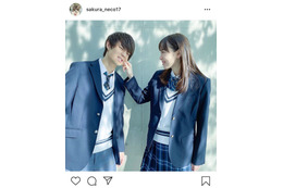 飯豊まりえが佐野勇斗のほっぺを“むぎゅ”!ファン悶絶のショット公開 画像