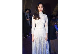 新木優子、透け感セクシーなワンピース姿披露!太陽に照らされ「神々しい」の声も! 画像