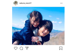 佐野勇斗&飯豊まりえの“仲良しおんぶ”写真に反響「THE青春」 画像