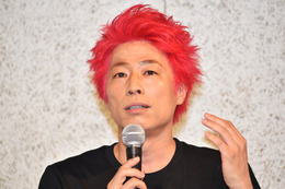 田村淳、ライブ前に亮にはナイショでイメチェン!「原点回帰」の赤髪へ 画像