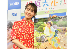 伊原六花が「スクールカレンダー2020」をリリース、水着カットや艶やかドレス姿も披露 画像