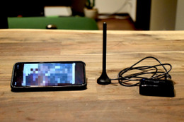 外出先でもiPhoneでテレビ視聴可能!ワイヤレスワンセグチューナーを使ってみた 画像