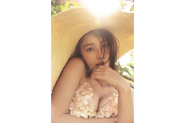 Niki、写真集重版決定に喜び!花びらモチーフのセクシービキニカット公開 画像