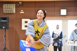 畠山愛理、まくら投げ大会にサプライズ登場!「素敵なスポーツ」「笑顔で楽しめる」 画像