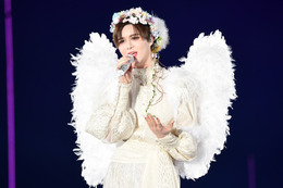 【TGC 2020】Matt、ド派手衣装で登場!美声響かせる 画像