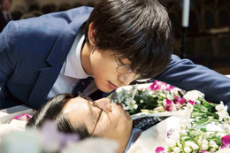 堤真一と吉沢亮がキス!? 映画『一度死んでみた』衝撃の場面カット公開 画像