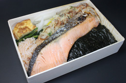 都会で潮騒に出会える高級弁当!刷毛じょうゆ海苔弁山登り 画像