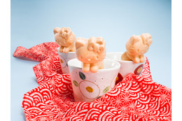 「ハローキティ」がコップの縁に引っかかる最中に! 画像