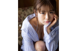 井口綾子、シャツから谷間チラリのセクシーカット公開! 画像