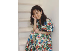 石川恋、笑顔&花柄ワンピ姿公開にファン興奮「石川恋の笑顔は最強」 画像
