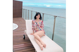 服部彩加、抜群のプロポーションに絶賛の声!「さすが美脚」「透明感凄い」 画像