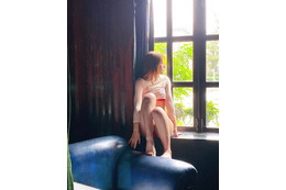 赤いビキニがチラリ......神部美咲、シースルートップス着用のオフショット公開 画像