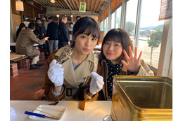 大友花恋、山田杏奈と『新米姉妹』2ショット!“食い倒れツアー写真”を初公開! 画像