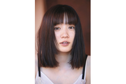 永野芽郁、写真集撮影中に自身で前髪をカット!「変化を楽しんで!」 画像