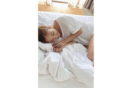 藤田ニコル、白Tシャツ姿の写真集オフショット公開!溢れ出る彼女感に「かわいすぎる」の声! 画像