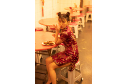 「まねきケチャ」松下玲緒菜の1st写真集が明日発売！チャイナドレス姿のオフショット動画も公開に！ 画像