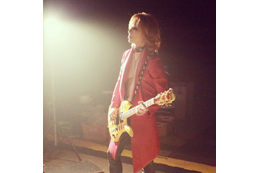 YOSHIKI、22年前に亡くなったHIDEを追悼 ギター姿を公開 画像