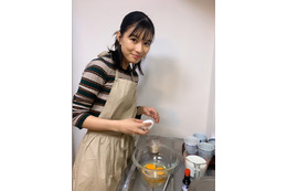 芳根京子、おうち時間のエプロン姿公開!ファン「かわいい」「いいお嫁さんになる」と絶賛 画像