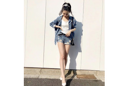黒木麗奈、美脚際立つデニムコーデ公開！ファン「かっこいい～!!」「スタイル良すぎ」 画像