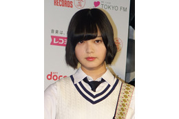 平手友梨奈らが『さんかく窓の外側は夜』原作者の誕生日を祝福! 画像