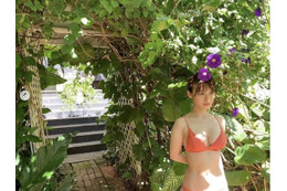 井口綾子、ビキニあり・ヘソチラありの写真集のオフショットを公開! 画像