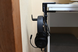 【テレワークツール活用術 第7回】給電もできる!ヘッドホンフック「PDA-STN29BK」レビュー 画像