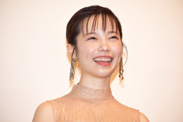 島崎遥香、アイドル時代の握手会回顧  ファンと沈黙の1分間「手だけ握って……」 画像