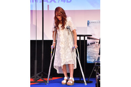 LiLiCo、松葉杖姿でイベント登壇!「まだ、この状態です」 画像