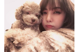 石川恋、愛犬と“同じ顔”のツーショットを公開!「なんか似てる」「癒される」 画像