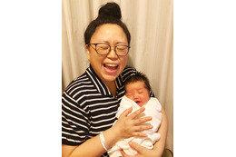 ニッチェ江上、生後5日目の息子との初ツーショット公開!「とっても幸せそう」「いい表情」 画像
