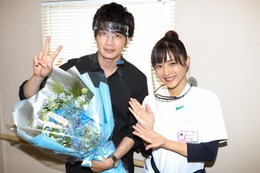 田中圭、『アンサング・シンデレラ』クランクアップ!石原さとみと笑顔でお互いをねぎらう! 画像
