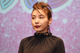仲里依紗、”ロックの女王”スタイルで登場!上白石萌音は「かっこいい!」と感嘆 画像
