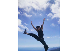 石川恋、絶景バックに大ジャンプ!弾けまくりの夏の思い出写真公開! 画像