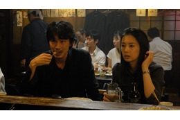 ほろ酔いの北川景子、綾野剛と居酒屋で語らい......映画『ドクター・デスの遺産』新場面写真解禁 画像