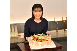 村川絵梨、サプライズの“日本酒バースデイケーキ”に歓喜 画像