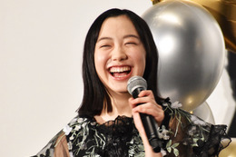 芦田愛菜、関西弁で舞台挨拶「楽しんでってや～」 画像